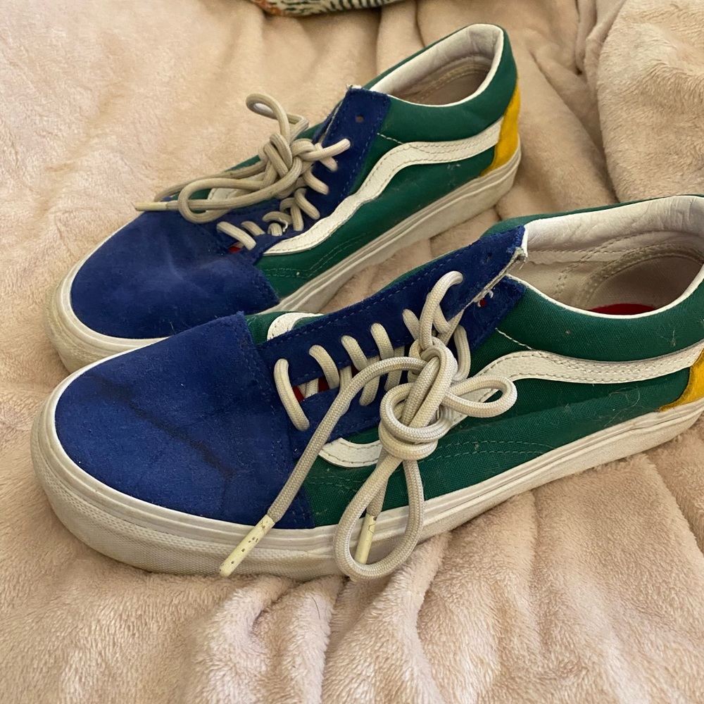 Vans Yaht club edition, great condition but there is a stain on the left shoe.